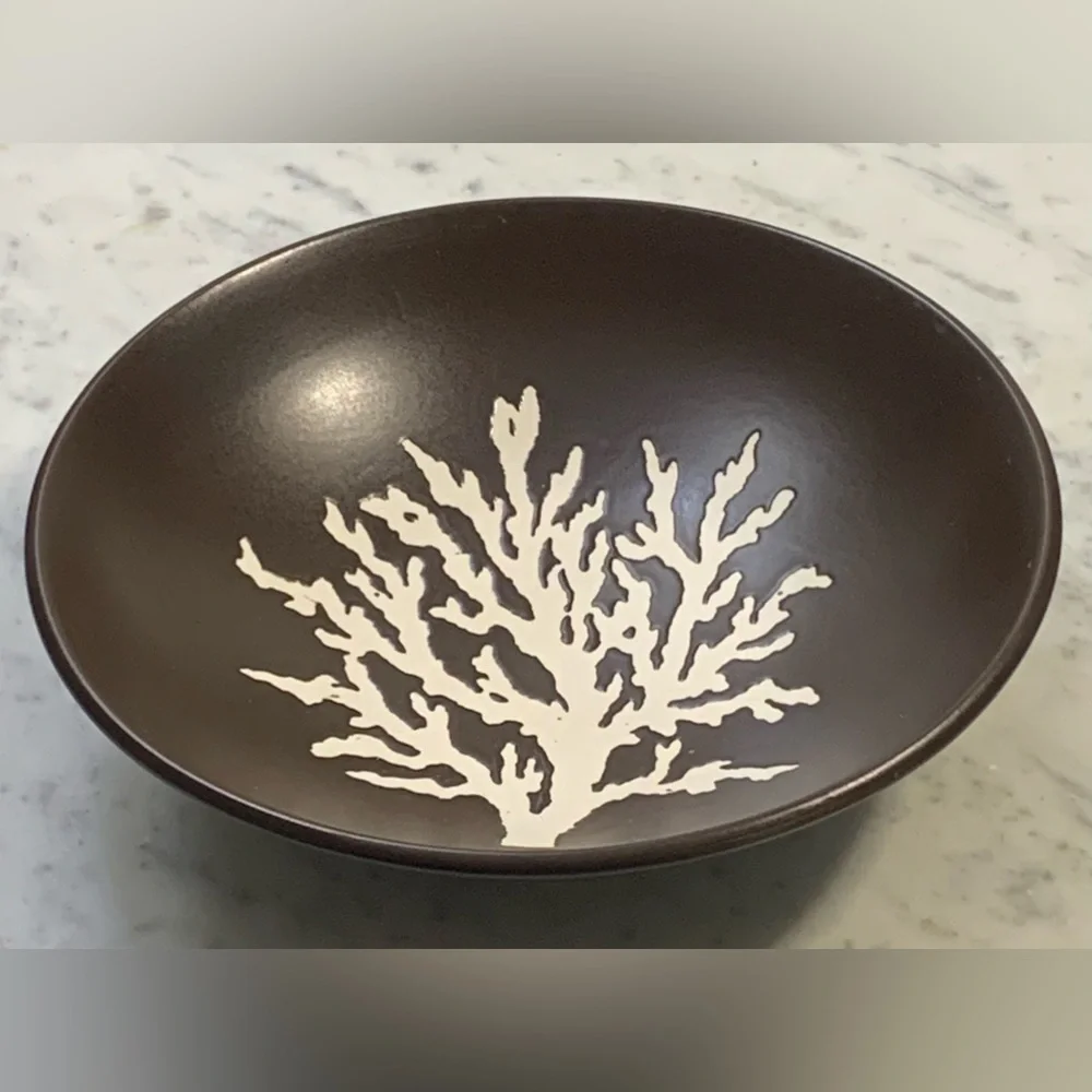 Z GALLERIE CORAL LEAF SOUP BROWN WITH CREAM 7.25 IN NEW ROUND
